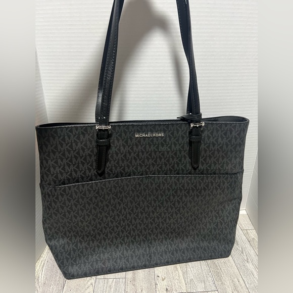MICHAEL Michael Kors Handbags - MICHAEL KORS Bedford Large Pocket Tote Bag with Logo Charm like new